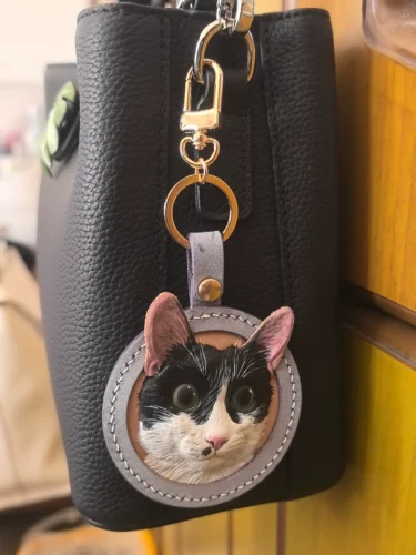 Click to view full screen Custom 3D Leather Pet Portrait Keychain Bag charm photo review