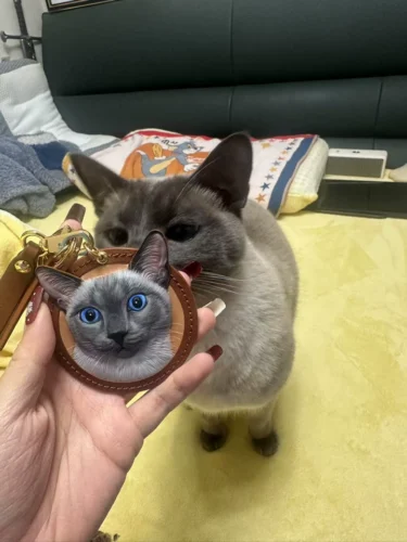 Click to view full screen Custom 3D Leather Pet Portrait Keychain Bag charm photo review